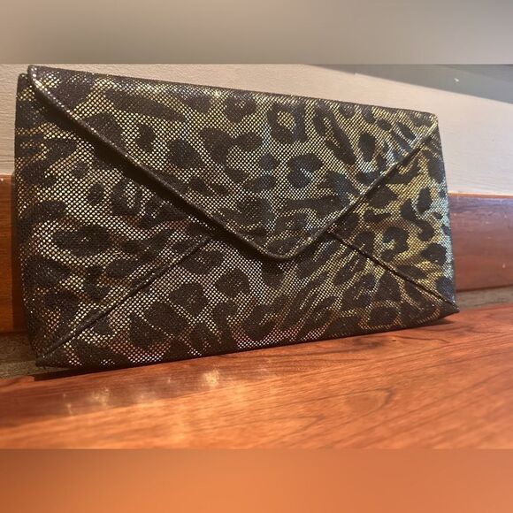 Chic Gold & Black Leopard Print Evening Clutch – Glam Statement Bag - Picture 3 of 15